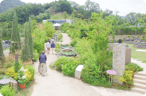 北摂の豊かな自然に囲まれた園内